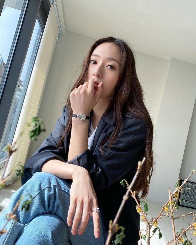 Singer and actor Jung Soo-jung showed off her beautiful looks, which resemble her sister Jessica.Jung Soo-jung posted three photos on his instagram on April 19.In the photo, Jung Soo-jung is wearing a jacket and making a new look. Jung Soo-jung has a distinctive atmosphere with dark double eyelids and big eyes.In particular, Jung Soo-jung has impressed those who see it as flawless skin.The netizens who saw this responded such as It is so beautiful, Have a good day today and Ambience goddess.Jung Soo-jung debuted in f(x) in 2009 and released Lachata (LA chA TA), Chu~, Pinocchio, Electric Shock, First Love tooth and 4 Walls.Jung Soo-jung showed stable acting ability not only as a singer but also as appealing as you see, heirs, she is so lovely to me, player and touch.Jung Soo-jung is Jessicas younger brother from Girls Generation.