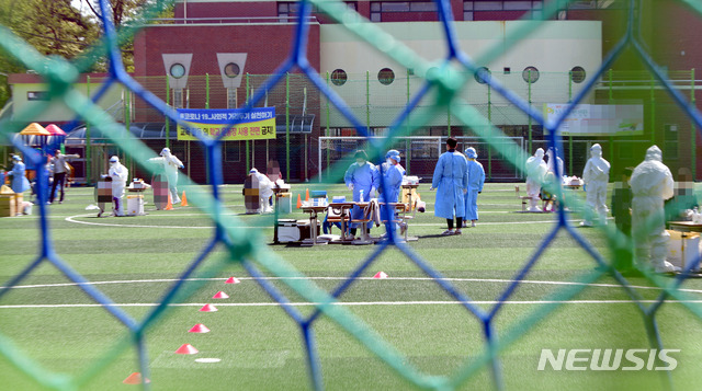 [광주=뉴시스] 류형근 기자 = 19일 오전 광주 광산구의 초등학교 운동장에서 코로나19 전수검사를 하고 있다. 2021.04.19. hgryu77@newsis.com