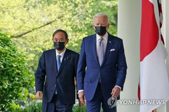 조 바이든(오른쪽) 미국 대통령과 스가 요시히데(菅義偉) 일본 총리가 현지시간 16일 오후 미국 백악관에서 공동기자회견장을 향하고 있다. 연합뉴스