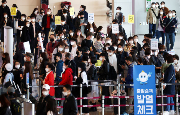 거리두기 안 지켜지는 김포공항  - 18일 서울 김포국제공항 국내선 청사에서 시민들이 탑승 수속을 위해 줄지어 서 있다. 국토교통부 지침에 따라 한국공항공사가 이달 초부터 탑승객에 대한 보안 검색을 강화한 데다 봄철 여행객들이 공항으로 몰려 김포공항 국내선 탑승장의 혼잡도가 높아졌다. 항공기 지연 출발이 속출하는 한편 길게 늘어선 승객들 간 거리두기가 지켜지지 않아 승객들의 불만이 쏟아지고 있다.연합뉴스