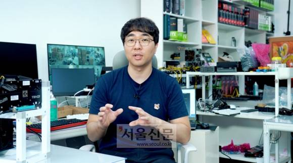 장재윤씨가 지난 8일 대구광역시 동구 지묘동에 있는 자신의 사무실에서 서울신문 인터뷰에 응하고 있다.