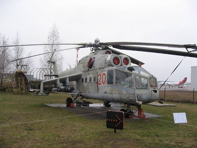 Mi-24 공격헬기의 초기형 조종석은 사이드 바이 사이드 즉 병렬식이였다. 사진=위키피디아