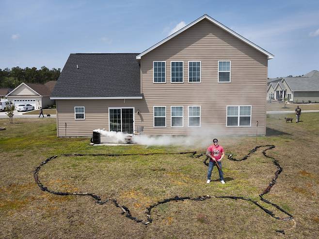 윌 렌크(35)가 미국 사우스 캐롤라이나에 있는 자신의 집마당에 총으로 미국 지도를 만들어 놓고 있다. 렌크는 10살때 그의 첫번째 무기인 Fox Savage 410 산탄총을 쏘았다. 지금은 2주마다 새 총기를 구입하고 있다. 사진제공= World Press Photo