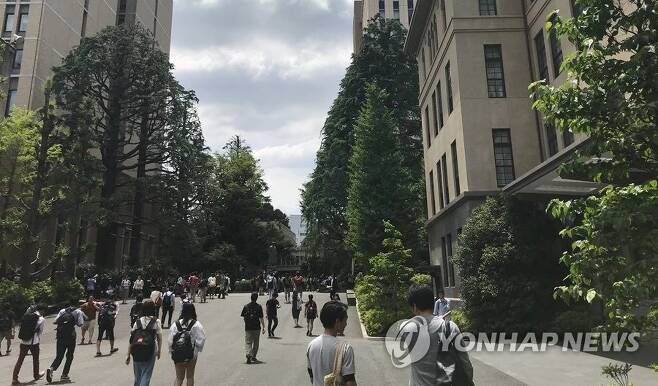 일본 와세다대 캠퍼스 일본 도쿄 와세다대 캠퍼스에서 학생들이 걸어가고 있다. [촬영 김병규 기자]