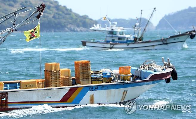 日 원전 오염수 해상방류 결정 규탄 (거제=연합뉴스) 이정훈 기자 = 19일 경남 거제시 일운면 구조라항 앞바다에서 어민들이 일본의 원전 오염수 해상방류 결정에 항의하는 깃발을 달고 해상 시위를 하고 있다. 2021.4.19 aman@yna.co.kr