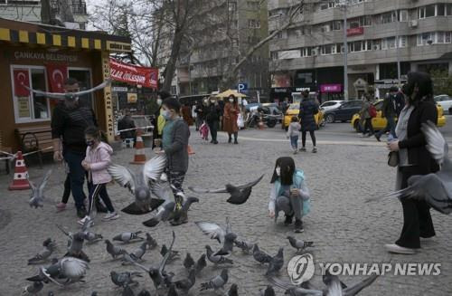 마스크를 착용한 터키 수도 앙카라 시민 [AP=연합뉴스]