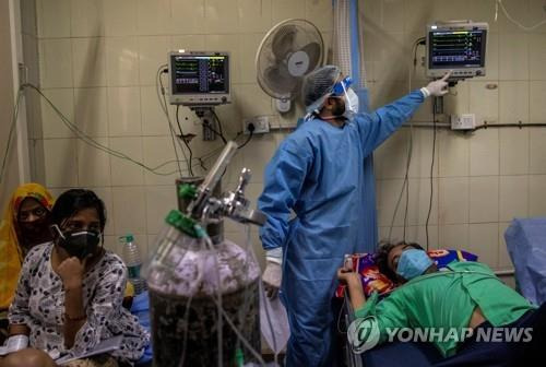 인도 뉴델리, 코로나 폭증에 의료붕괴 직전…'6일간 봉쇄령' 발령 [로이터=연합뉴스]