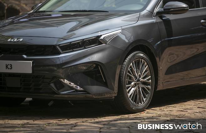 전면부는 슬림한 LED 전조등과 라디에이터 그릴을 연결해 와이드한 이미지를 연출했다./사진=이명근 기자 qwe123@