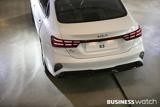 후면은&nbsp;가로 지향적인 디자인에 입체감을 살려 안정적이면서도 스포티한 느낌을 강조했다. /사진=이명근 기자 qwe123@