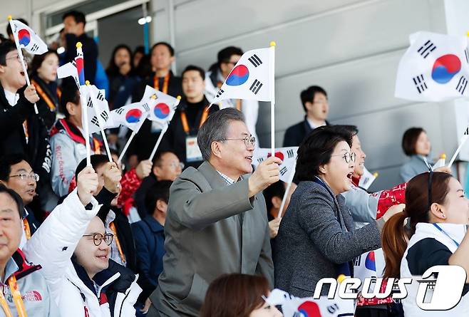 문재인 대통령과 부인 김정숙 여사가 2018년 강원도 평창 바이애슬론센터에서 열린 2018 평창패럴림픽 장애인 바이애슬론 예선 경기를 관람하며 선수들을 응원하고 있다. (청와대 페이스북) /뉴스1 © News1 송원영 기자