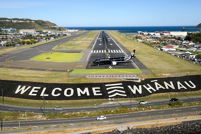 웰링턴 공항의 특별 활주로 위에 '뉴질랜드~호주'간 첫 트래블 버블 항공편을 운항한 에어뉴질랜드의 비행기. 뉴질랜드관광청 제공