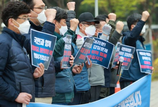 지난 16일 오후 서울 강동구 상일동역 인근 아파트 단지 앞에서 택배노조 관계자들이 기자회견을 하고 있다. [이미지출처=연합뉴스]