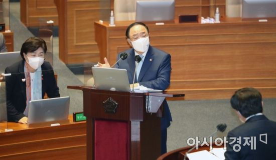 홍남기 국무총리 직무대행이 20일 국회 본회의장에서 열린 경제분야 대정부질문에 출석, 서병수 국민의힘 의원 질의에 답하고 있다./윤동주 기자 doso7@