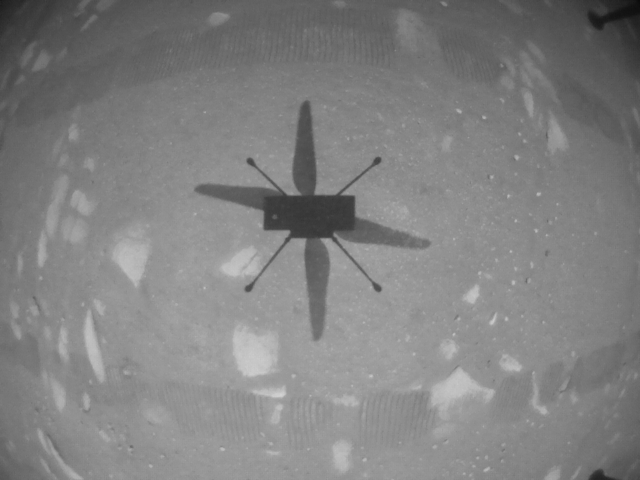 미국항공우주국(NASA)의 무인 헬리콥터 인저뉴이티가 첫 비행에 성공한 뒤 자신의 그림자를 촬영했다. 아래에 보이는 화성의 땅은 '라이트 형제 필드'로 명명됐다. NASA 제공.