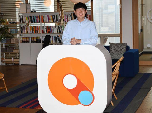 이용재 매스프레소 공동대표가 서울 테헤란로 사무실에서 대형 '콴다' 로고에 대해 설명하고 있다. '콴다'는 질의응답을 뜻하는 영문 Q&A를 풀어쓴 이름이다. 고영권 기자