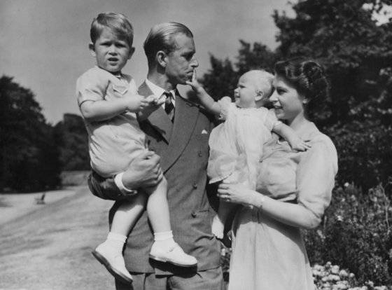 1951년 8월 1일의 엘리자베스 공주와 필림공의 가족 사진. 왼쪽부터 찰스 왕자, 필립공,, 앤 공주, 엘리자베스. AP=연합뉴스 F