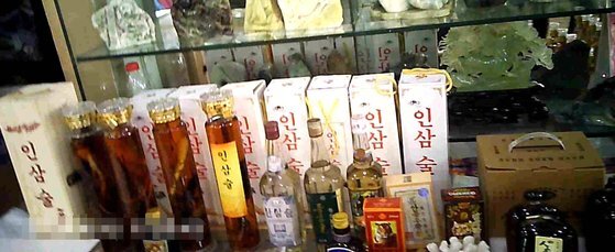 중국 관광객들이 많이 찾는 북중우의교 주변 상점에는 북한 술과 담배, 화장품, 보석류, 지갑 등까지 진열돼 있다. 단둥=박성훈 특파원