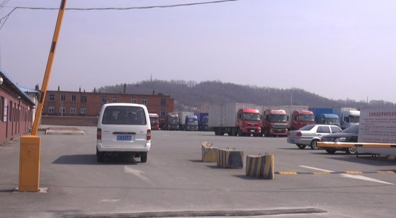 북한으로 보내는 물품에 대한 1차 검역이 이뤄지는 단둥세관교통물류센터. 15일 10여 대의 트레일러가 주차돼 있다. 단둥=박성훈 특파원