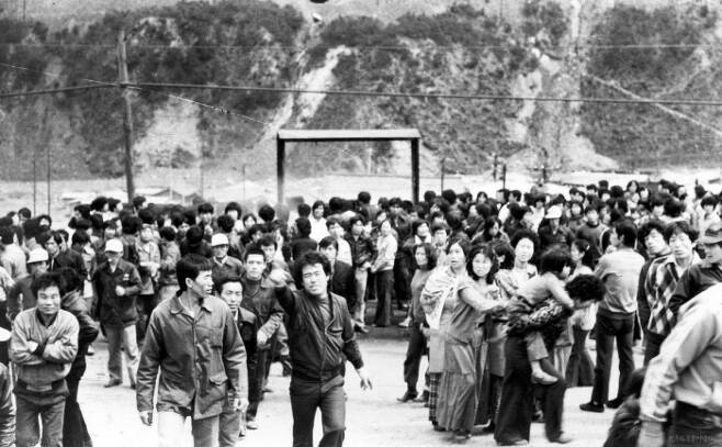 1980년 4월 일어난 사북항쟁은 ‘일한 만큼 임금을 받고 인권을 존중받고 싶다’는 광부들의 요구로 시작됐다. 당시 사북 탄광 농성자들과 그들의 가족이 탄광 주변에 모여 있다. 민주화운동기념사업회 제공
