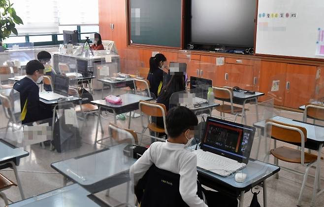 서울시내 유치원과 초등학교가 전면 원격수업으로 전환된 지난해 12월15일 서울의 한 초등학교에서 원격 수업과 긴급 돌봄 학생을 위한 대면 수업이 동시에 이뤄지고 있다. 박태현 기자