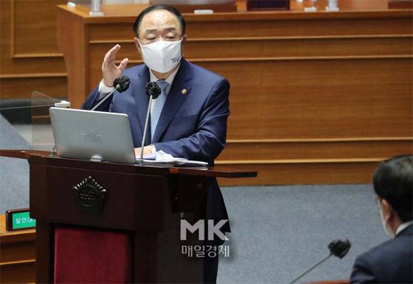 20일 오후 국회 본회의에서 열린 경제분야 대정부 질문에서 홍남기 국무총리 직무대행이 국민의힘 서병수 의원의 질의에 답하고 있다. [이승환 기자]
