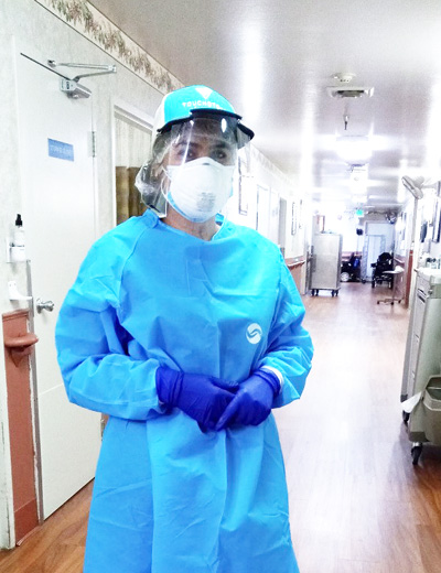 양경숙 간호사가 코로나19와 사투를 벌이고 있는 미국 한 재활전문병원에서 환자들을 돌보기에 앞서 방호복을 입고 포즈를 취하고 있다.