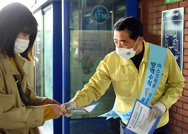 윤화섭 시장이 캠페인을 벌이고있다.[안산시 제공]