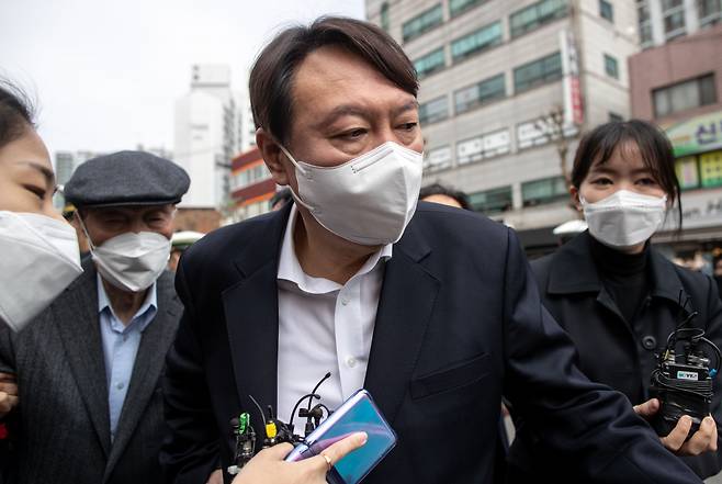 윤석열 전 검찰총장이 4·7 서울시장 보궐선거 사전투표 첫날인 지난 2일 서울 서대문구 남가좌1동 주민센터에 마련된 사전투표소에서 투표를 마친 뒤 떠나고 있다. [연합]