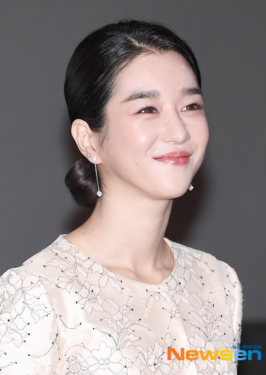 Aman male entertainers are also being summoned as the actor Seo Ye-ji becomes a hot potato due to controversy.Seo Ye-ji is suspected of Gaslighting, suspicion of forgery of a prestigious Spanish university, and suspicion of school violence, starting with his ex-boyfriend Kim Jung-hyun.The Seo Ye-ji agency said that the Kim Jung-hyun controversy did not arise as Seo Ye-ji, and that the Spanish university passed but did not attend and denied the suspicion of school violence.However, the appearance of Seo Ye-ji saying he went to Spanish university himself and the online post claiming the damage of school violence were reexamined, and the agencys explanation has long lost trust.So, Seo Ye-ji and his agency keep silent without giving any further explanation.The problem is that only Aman male entertainers are suffering as the additional response of Seo Ye-ji is delayed.This was because of the suspicion that the beginning of all the controversy led to the piloting of his ex-boyfriend Kim Jung-hyun to get off the drama Time.Male celebrities who were identified as ex-boyfriends also began to be recalled as suspicions grew that Seo Ye-ji had Gaslighted her boyfriend.In addition to Kim Jung-hyun, who was recognized by Seo Ye-ji, it is not confirmed who the male entertainer who dated him.Nevertheless, there is a pouring of articles with the names of Seo Ye-ji and male entertainers.There were stories of dating celebrities who were friends, even meeting an actor and his cousin in turn.All speculation is gaining momentum as the male entertainers who are being mentioned are adding to the testimony that they have lost a lot of weight and had difficulty in the time when they are supposed to have met Seo Ye-ji.Speculation is only speculation. Forgery of education and suspicion of school violence are clearly a part of the need for clarification.Of course, if Seo Ye-ji had been Gaslighting in past love, he too would be unable to avoid responsibility.However, it requires an apology between the parties, not the public.The more the public is interested in the Gaslighting allegations of Seo Ye-ji, the more names only Aman male entertainers are mentioned, resulting in the becoming a Gaslighting victim.Even if it is true that they have been dating Seo Ye-ji, can they already say what they are about their past lovers?Maybe we can not afford to reveal the love history that can be the past that we want to cover up with them.If the suspicion of gaslighting is strengthened, the suspicion of forgery of Seo Ye-jis education and suspicion of school violence are buried.It is natural that the punishment that deceived the public should be heavier than the story behind the lovers.Under the pretext of digging into the Gaslighting allegations of Seo Ye-ji, we should stop talking about Aman male entertainers and focus on suspicions that could be a real problem.If Seo Ye-ji personally admits to the Gaslighting issue, I hope he apologizes to his ex-boyfriend, who is a party.But at the same time, if there is something that has been deceived and hidden by the public, it will have to be revealed with accurate truth identification.