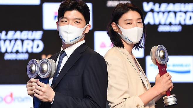 정지석(왼쪽)과 김연경, MVP의 영예를 안았다.