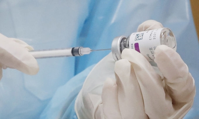 서울의 한 보건소에서 의료진이 백신 접종 준비를 하고 있다. 연합뉴스