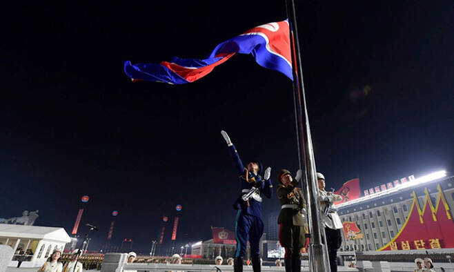 지난 1월14일 북한군 기수들이 평양 김일성 광장에서 열린 제8차 당대회 기념 야간 열병식에서 북한기를 게양하고 있다. 뉴시스
