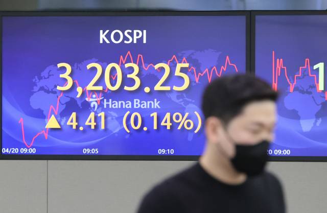 코스피가 장 초반 소폭 상승세를 보인 20일 오전 서울 중구 하나은행 딜링룸에서 한 딜러가 자리로 향하고 있다./연합뉴스