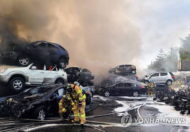 김해 폐차장 불 (김해=연합뉴스) 20일 경남 김해시 진영읍 한 폐차장에서 불이나 소방당국이 화재를 진압하고 있다. 2021.4.20 [경남소방본부 제공. 재판매 및 DB 금지] image@yna.co.kr