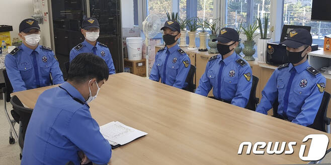 울산해양경찰서 소속 의경들이 상담을 받는 모습. (울산해경 제공) © 뉴스1