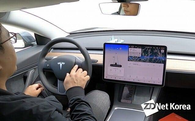 오랫동안 테슬라 모델 3 스티어링 휠(핸들)을 잡지 않으면 나타나는 디스플레이 경고