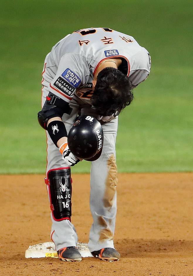 7일 SSG전에서 첫 타점을 올리고 동료들을 향해 고개 숙여 인사하는 하주석. / 연합뉴스