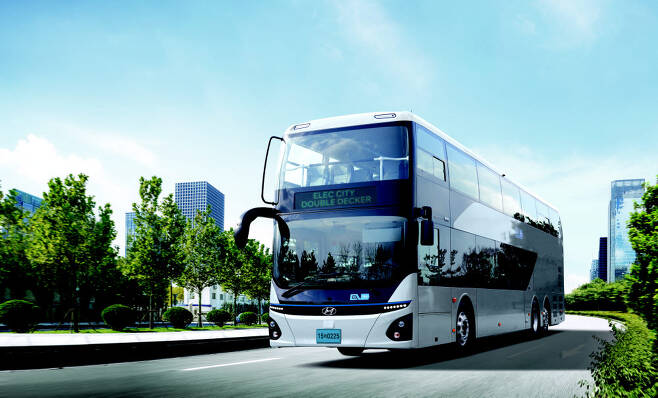 현대차가 개발한 국내 최초 이층 전기버스가 인천과 서울 광역 노선을 달린다.