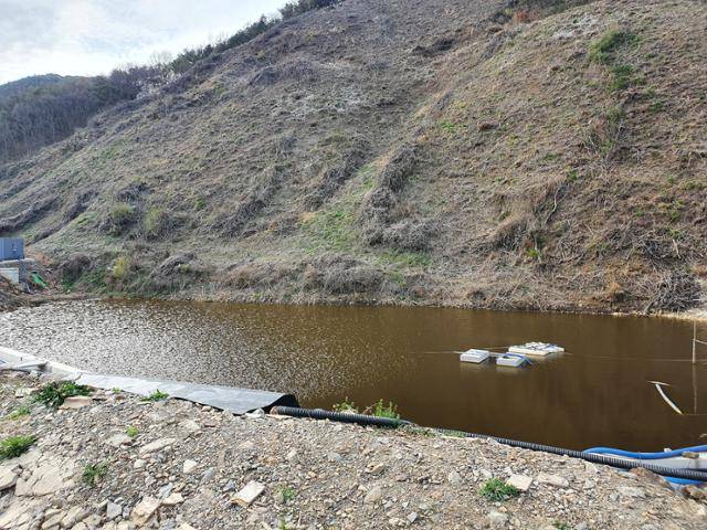 1일 전북 완주 비봉면 폐석산 맞은편에 폐석산에서 흘러나온 침출수가 저수지를 가득 채우고 있다. 이정원 기자