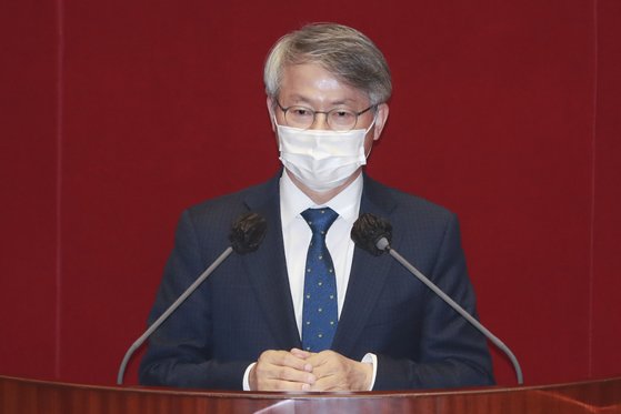 민형배 더불어민주당 의원이 지난달 24일 오후 서울 여의도 국회에서 열린 본회의에서 토론을 하고 있다. 오종택 기자