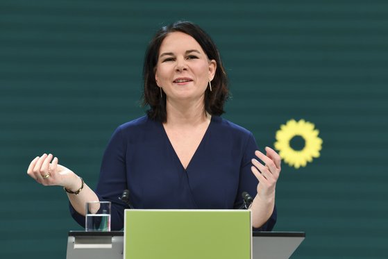 독일 녹색당의 안나레나 베어보크 공동대표가 지난 19일 녹색당 총리 후보 선출을 위한 온라인 행사에서 연설을 하고 있다. [AP=연합뉴스]