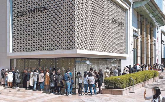 People line up to buy luxury designer brand products at Lotte Department, located in Jung District, central Seoul. [YONHAP]