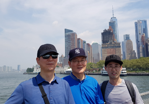 이강우(가운데) 서울 좋은나무교회목사가 2019년 청년사역을 위해 미국 뉴욕을 방문했다가 맨해튼을 배경으로 장로들과 사진을 촬영했다.