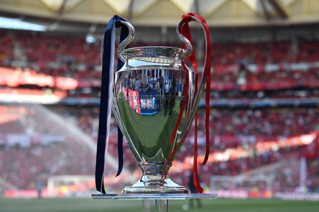 유럽챔피언스리그 우승컵이 2019년 6월 1일 리버풀과 토트넘 홋스퍼 사이 결승전을 앞두고 경기 장소인 스페인 마드리드 메트로폴리탄 스타디움에 전시되어 있다. AFP연합뉴스