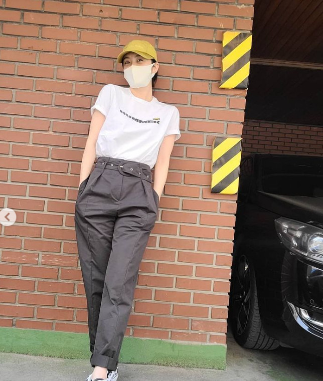 Wyeolim, a former member of the group Wonder Girls, reported on his recent situation.Wu Hyelim posted a photo on April 21 with an article entitled The weather is good these days on his personal instagram.In the photo, Wu Hyelim is wearing a white white T-shirt with a belt point matching slacks. He is proud of his unique fashion sense by giving points with cute mustard ball caps.Especially, as if enjoying the warmer Spring weather, the fresh expression caught Eye-catching.The netizens who watched this responded such as The season of pretty Hyelim is very big and Pretty.Meanwhile, Wu Hyelim married Taekwondo player Shin Min-chul after eight years of dating; recently appeared as Channel A, SKY Difficult Couple Special MC.