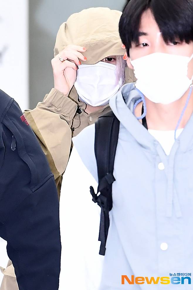 TWICE member Chae Young arrived on the afternoon of April 21 after finishing his schedule in Jeju Island through domestic flights at Gimpo International Airport in Banghwa-dong, Gangseo-gu, Seoul.