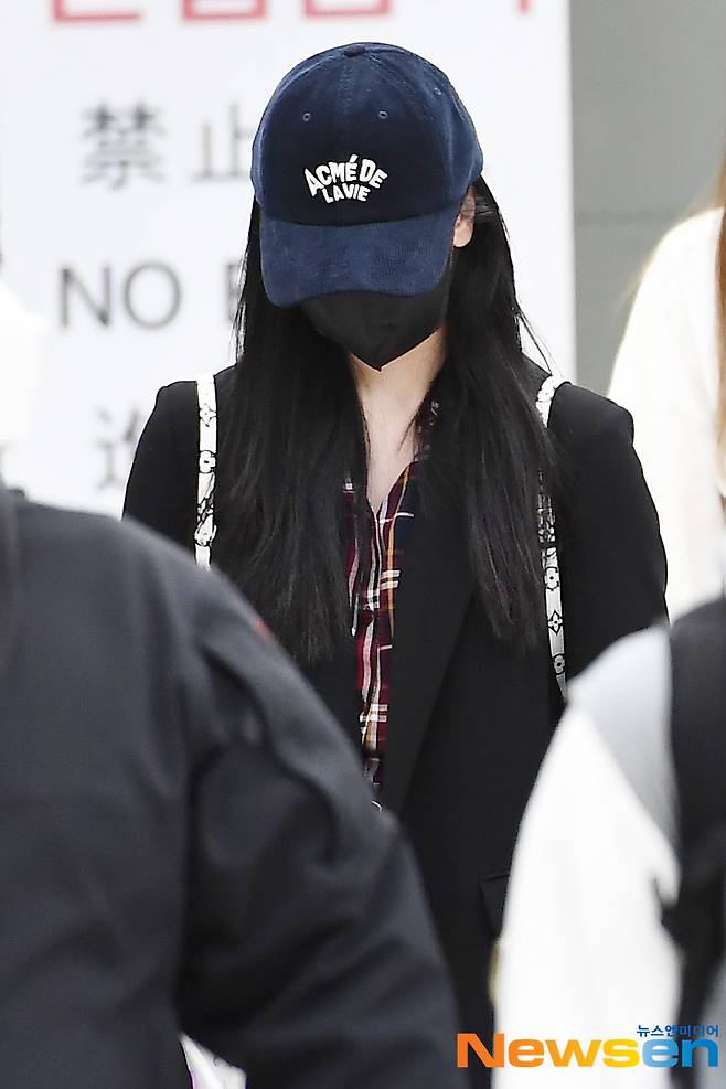 TWICE member Mina arrived on the afternoon of April 21 after finishing her schedule in Jeju Island through domestic flights at Gimpo International Airport in Banghwa-dong, Gangseo-gu, Seoul.