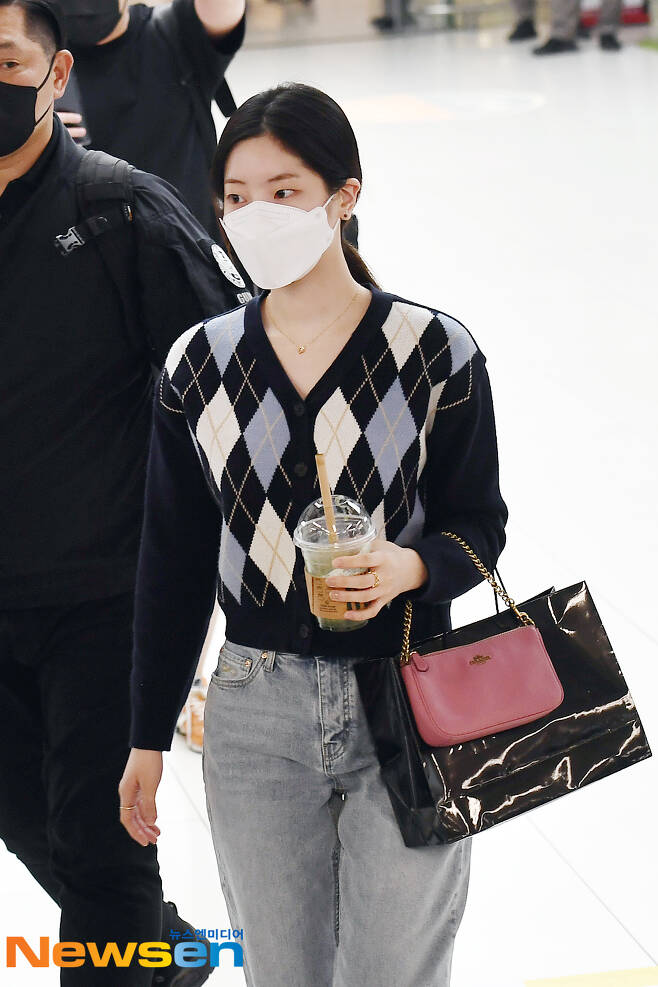 TWICE (TWICE) member Dahyun arrived on the afternoon of April 21 after finishing his schedule in Jeju Island through domestic flights at Gimpo International Airport in Banghwa-dong, Gangseo-gu, Seoul.