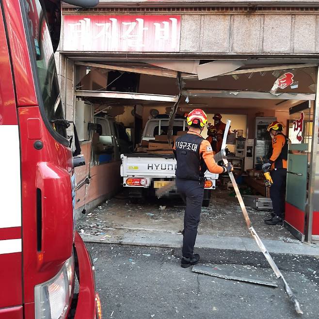 21일 부산 동래구에서 1t 화물차량이 한 식당으로 돌진한 모습. 부산경찰청 제공