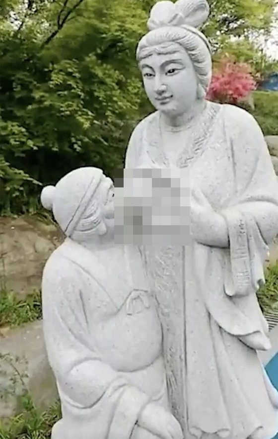 중국 동부 저장성 후저우 잉판샨 공원에 전시됐던 ‘시어머니 젖 먹이는 며느리’ 돌 조각상. 웨이보